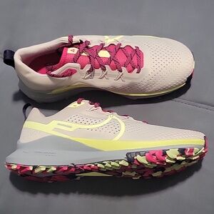 New Nike React Pegasus Trail 4 Women's Shoes, size 11 see last Pic for details